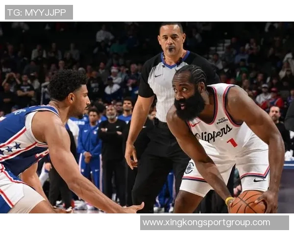 哈登绝杀三分遭打手心情低落却依然穿越人海温暖拥抱马克西母亲