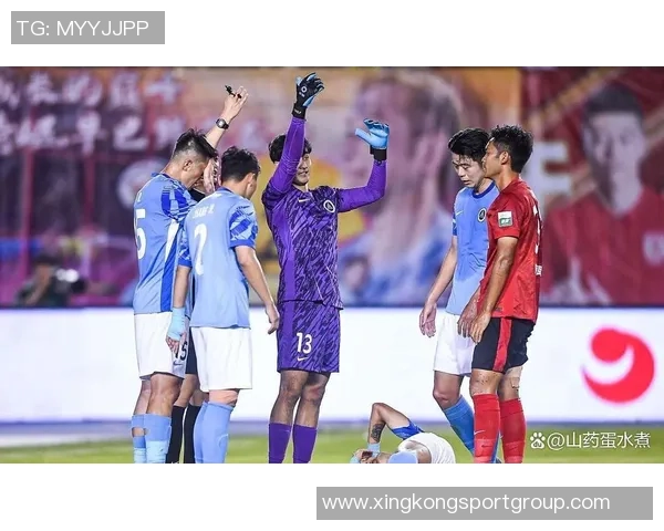 马内因背后犯规被VAR判罚黄牌引发争议球迷热议裁判判决合理性